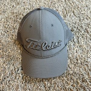 Men’s grey Titleist hat